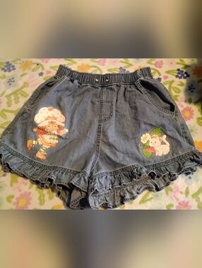Hot Topic Strawberry Shortcake Women’s size Large Denim Jean Shorts 3.5L Stretch